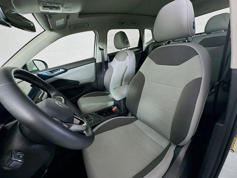 Used 2024 Volkswagen Taos SE image 13