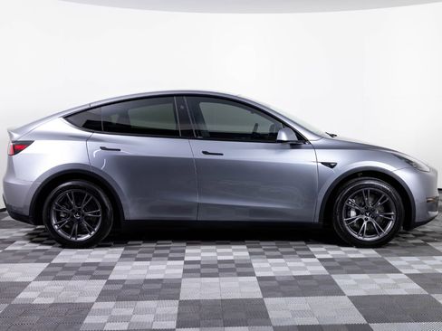 Used 2025 Tesla Model Y Long Range image 9