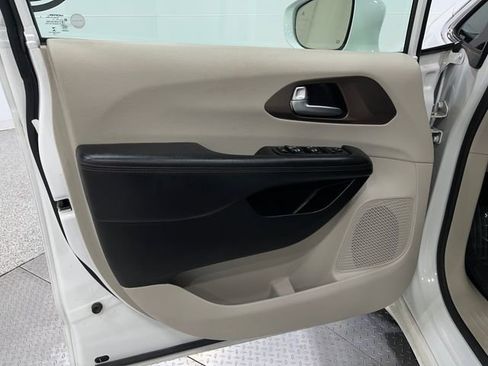 Used 2018 Chrysler Pacifica Touring-L Plus image 14