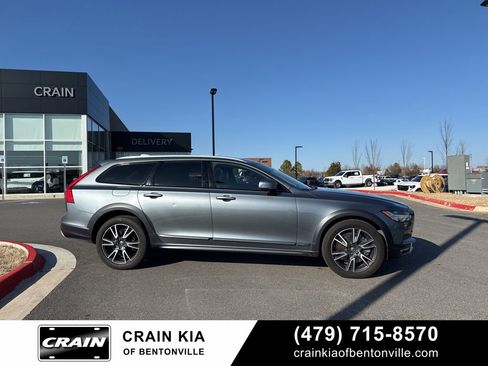 Used 2017 Volvo V90 T6 Cross Country image 2