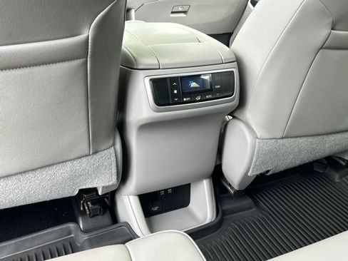Used 2019 Toyota Highlander XLE AWD/4WD image 34