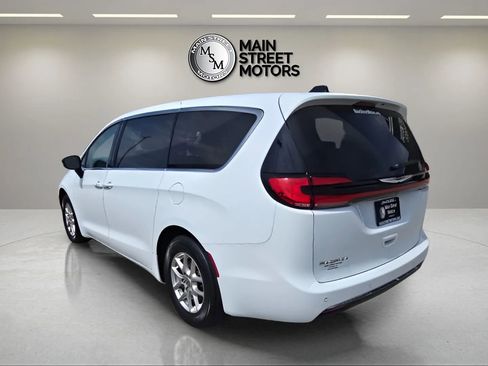 Used 2024 Chrysler Pacifica Touring-L FWD image 3