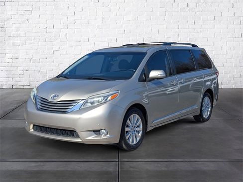 Used 2017 Toyota Sienna Limited Premium image 4