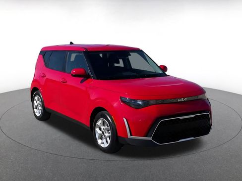Used 2025 Kia Soul LX w/ LX Technology Package image 3