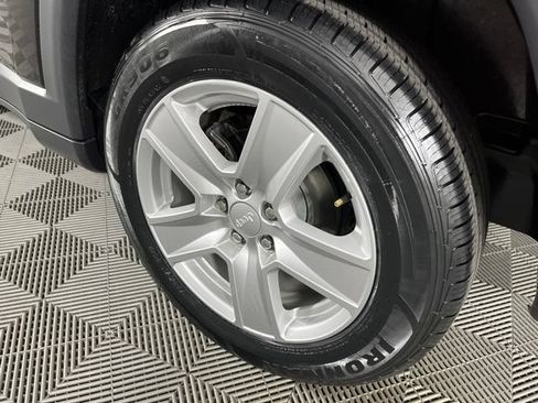 Used 2022 Jeep Compass Latitude FWD image 11