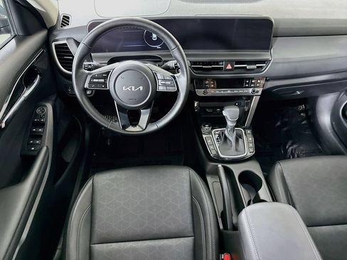 Used 2025 Kia Seltos EX AWD/4WD image 3
