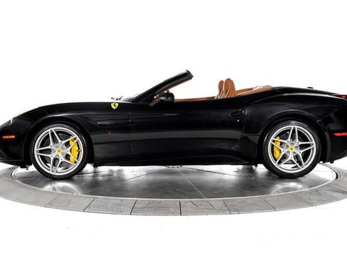 Used 2016 Ferrari California T RWD image 3