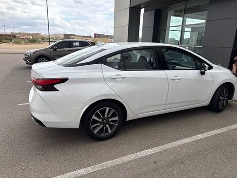 Used 2022 Nissan Versa SV FWD image 5
