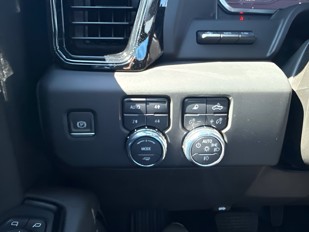 Used 2023 GMC Sierra 1500 AT4 w/ Technology Package AWD/4WD image 22
