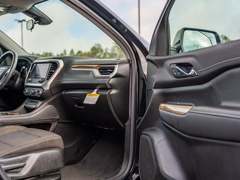 Used 2023 GMC Acadia SLE w/ Driver Convenience Package image 12