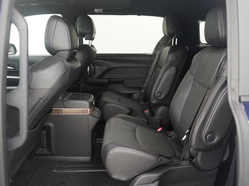 Used 2025 Toyota Sienna Platinum image 17