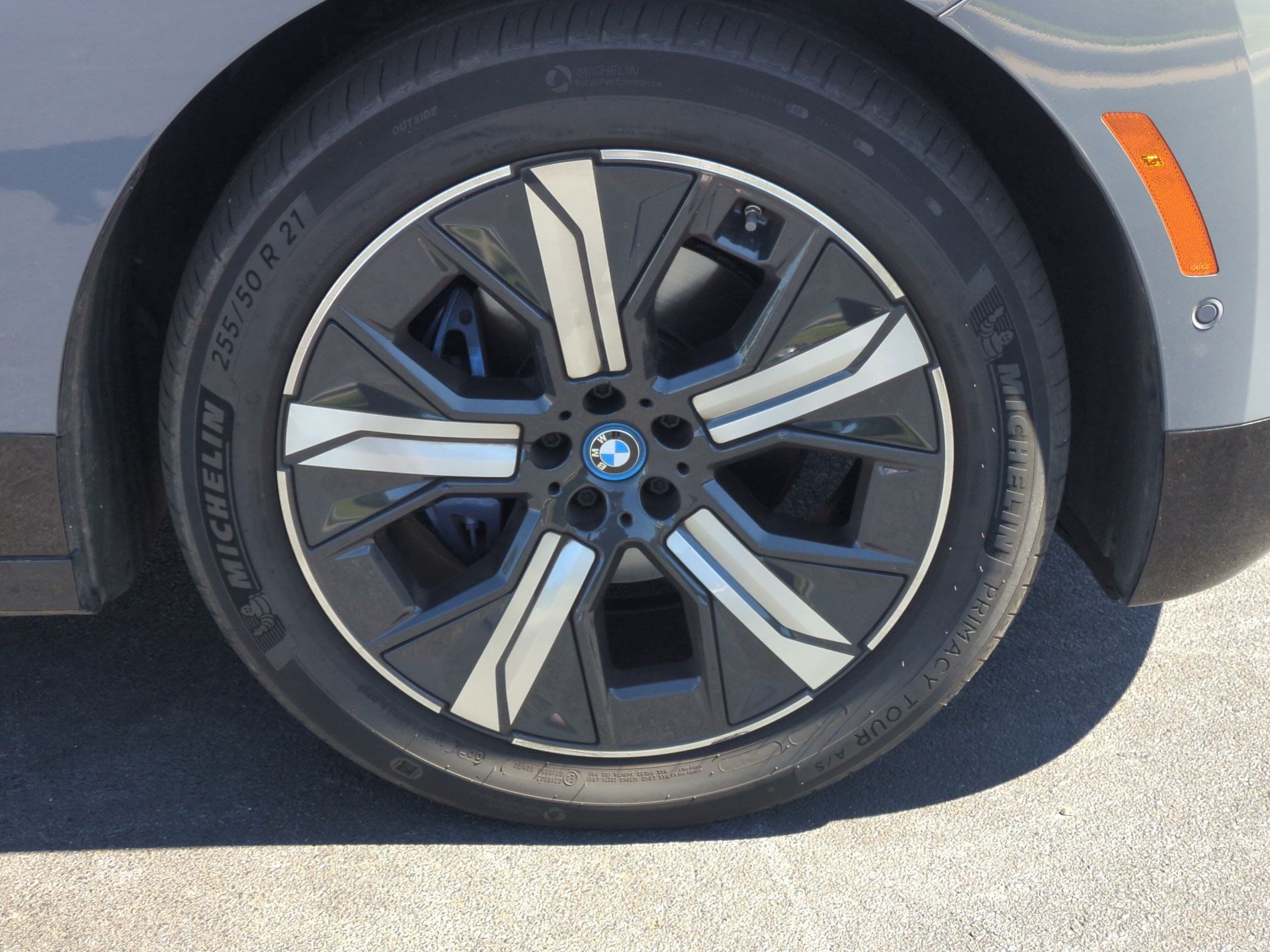Used 2022 BMW iX xDrive50 w/ Premium Package AWD/4WD image 12