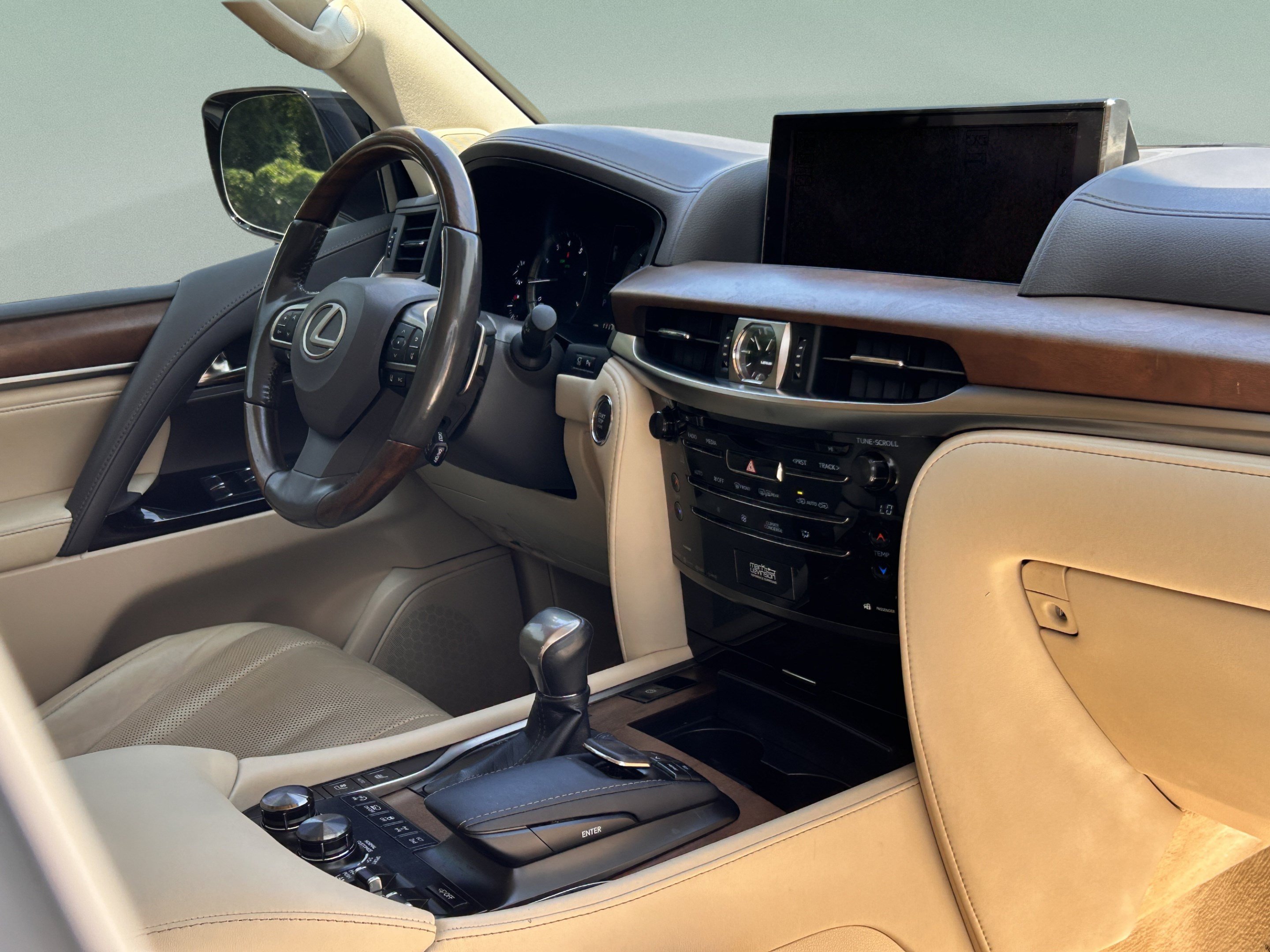 Used 2017 Lexus LX 570 4WD w/ Luxury Package image 90