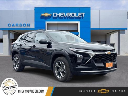 Used 2025 Chevrolet Trax LT FWD image 1