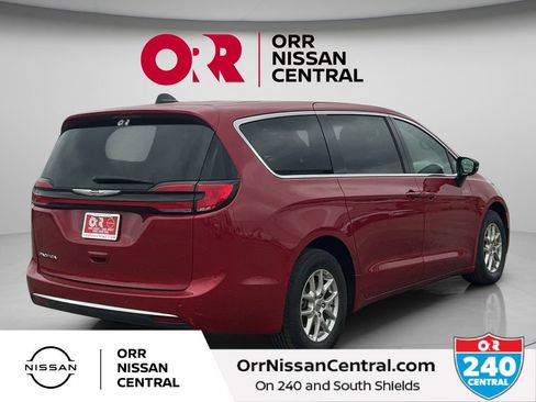 Used 2025 Chrysler Pacifica Select FWD image 5