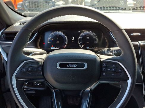 Used 2023 Jeep Grand Cherokee Altitude AWD/4WD image 20