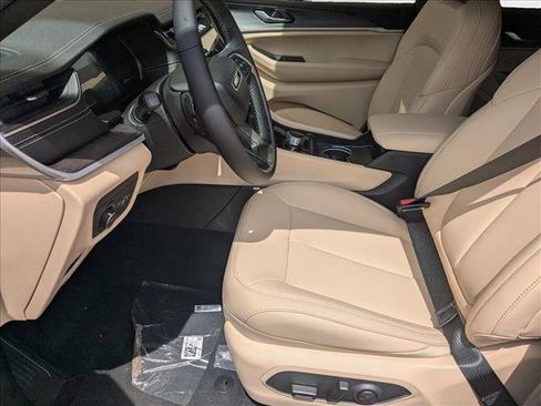 New 2025 Jeep Grand Cherokee L Limited image 4