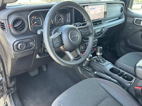 Used 2025 Jeep Wrangler Unlimited Rubicon AWD/4WD image 2