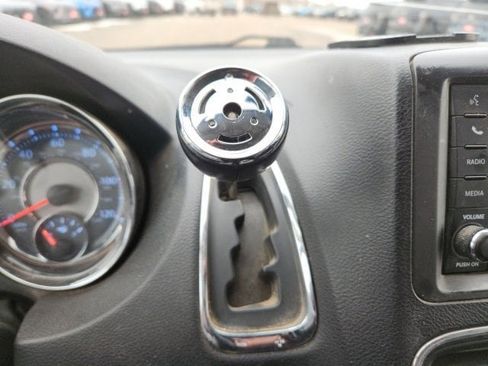 Used 2014 Chrysler Town & Country Touring image 14