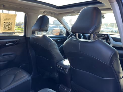 Used 2021 Toyota Highlander Platinum image 16