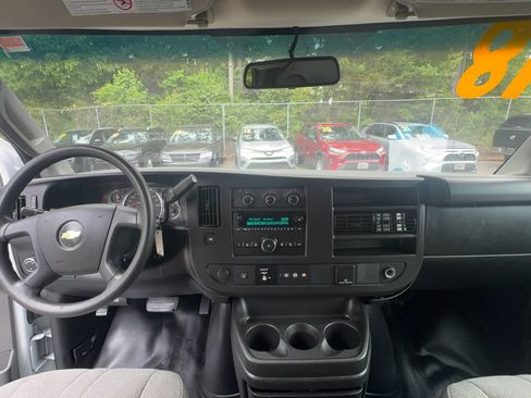 Used 2018 Chevrolet Express 2500 RWD image 18