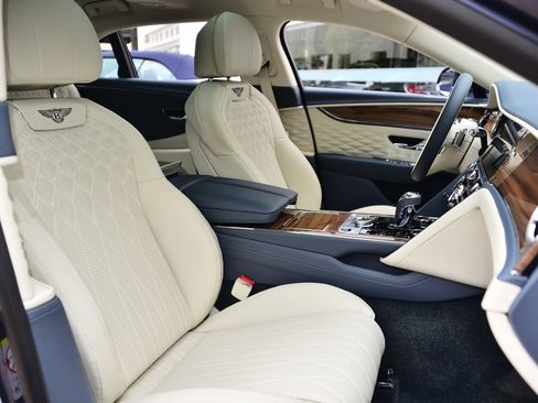 Used 2021 Bentley Flying Spur V8 image 19