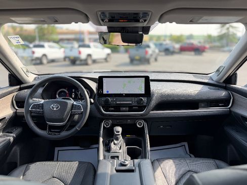 Used 2025 Toyota Grand Highlander AWD image 6