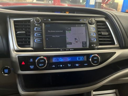 Used 2019 Toyota Highlander XLE image 19