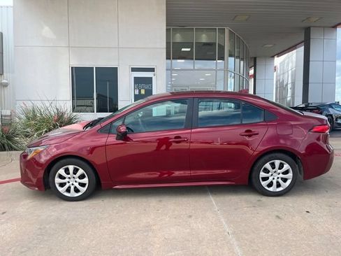 Used 2025 Toyota Corolla LE FWD image 2