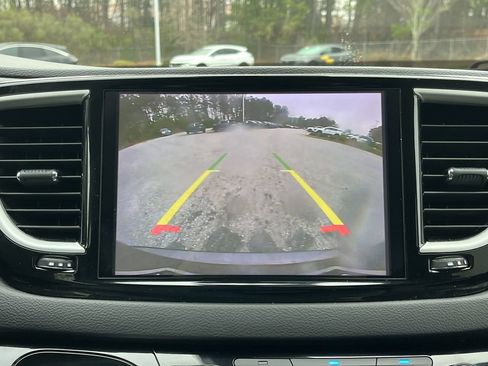 Used 2022 Chrysler Pacifica Touring-L image 3