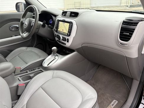 Used 2017 Kia Soul EV + w/ Sun & Fun Package image 28