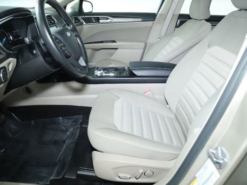 Used 2017 Ford Fusion SE w/ Fusion SE Technology Package image 18