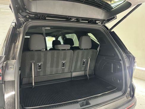 Used 2025 Chevrolet Traverse LT w/ Sun and Wheel Package FWD image 12