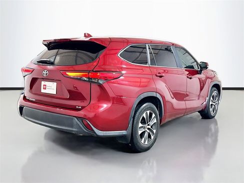 Used 2023 Toyota Highlander XLE image 4