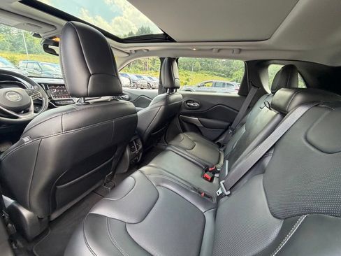 Used 2019 Jeep Cherokee Limited w/ Luxury Group AWD/4WD image 13
