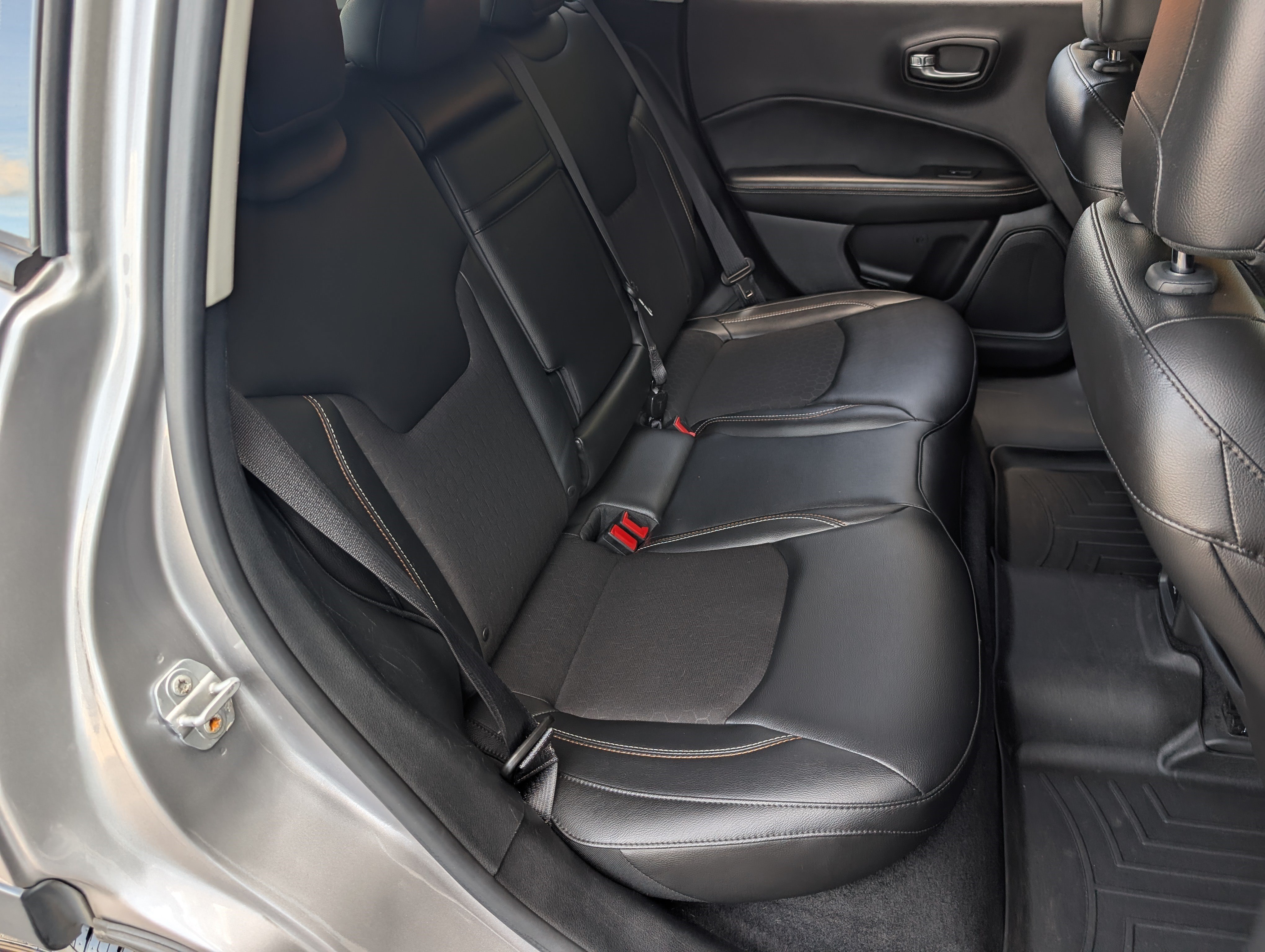Used 2018 Jeep Compass Latitude FWD image 19