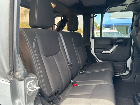 Used 2015 Jeep Wrangler Unlimited Rubicon w/ Connectivity Group AWD/4WD image 20