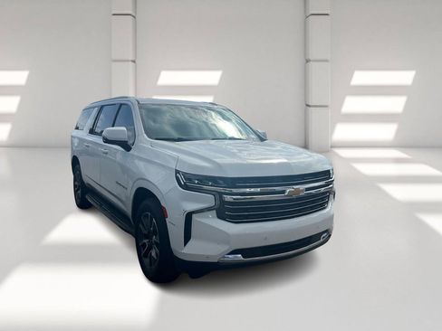 Used 2021 Chevrolet Suburban LT w/ LT Signature Package image 3