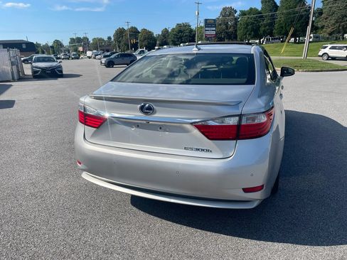 Used 2013 Lexus ES 300h w/ Luxury Pkg FWD image 14