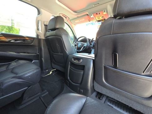 Used 2019 Cadillac Escalade Luxury AWD/4WD image 16