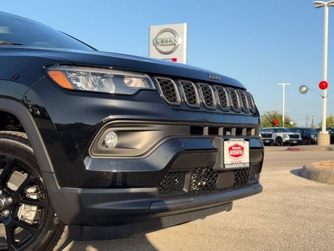 Used 2026 Jeep Compass Latitude AWD/4WD image 3