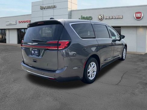 Used 2023 Chrysler Pacifica Touring-L FWD image 3