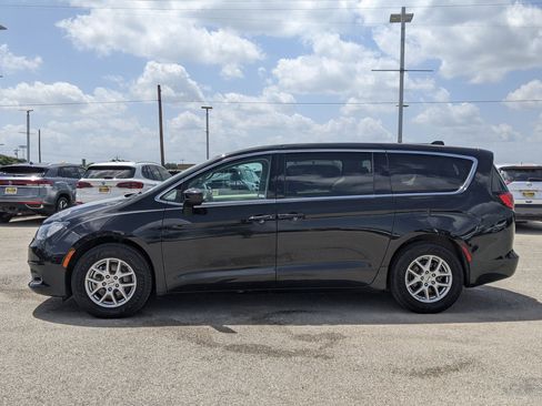 Used 2023 Chrysler Voyager LX image 6