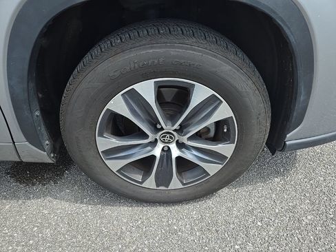Used 2024 Toyota Highlander XLE FWD image 9
