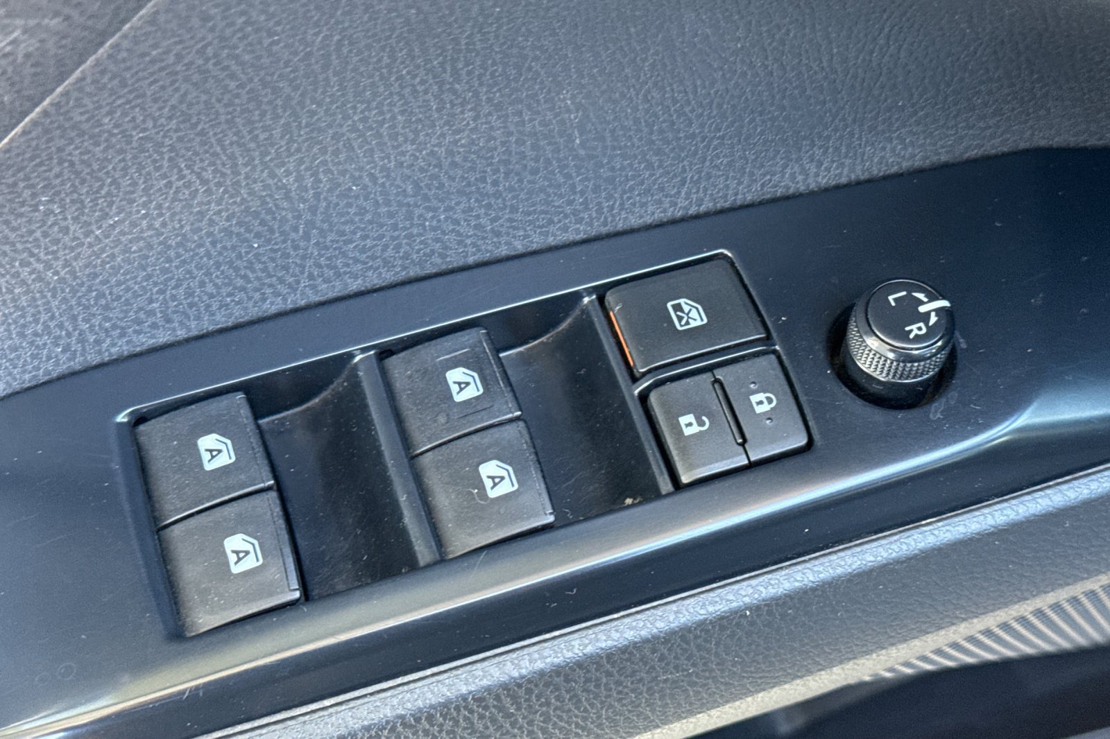 Used 2018 Toyota Camry SE w/ Moonroof Package FWD image 11