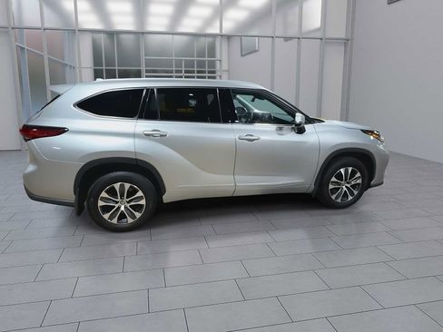 Used 2022 Toyota Highlander XLE AWD/4WD image 9