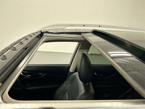 Used 2020 Nissan Rogue SL w/ Premium Package image 20