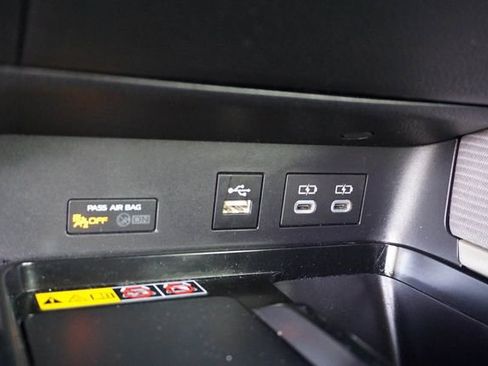 Used 2025 Toyota Camry SE w/ Convenience Package image 19