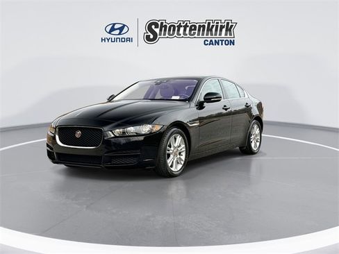 Used 2019 Jaguar XE Premium image 4