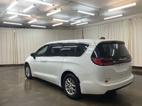 Used 2025 Chrysler Pacifica Select FWD image 8